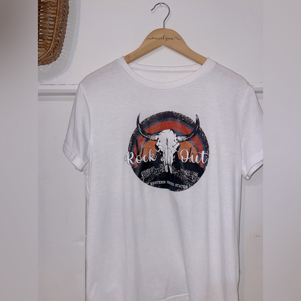 Graphic tee // From local boutique// Size M/L